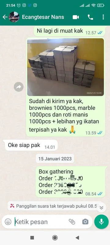 Tangkapan layar WhatsApp: pengiriman kotak brownies, marble, dan roti manis masing-masing 1000 pcs, lalu pesanan ulang